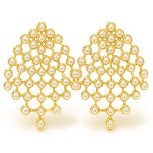 ⚜️ Elegant Gold and Pearl Earrings